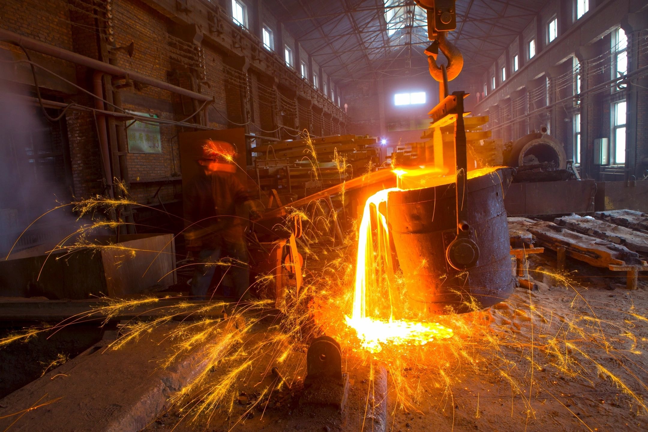 Molten metal pouring industrial foundry